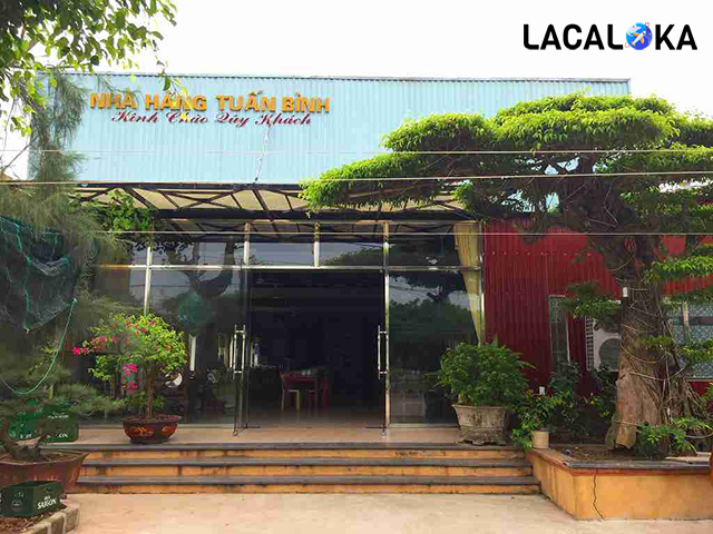 Khuôn viên bên ngoài nhà hàng Tuấn Bình