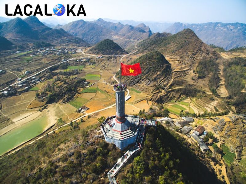 Cột cờ Lũng Cú là địa điểm mà bất kỳ ai du lịch Hà Giang đều muốn chinh phục