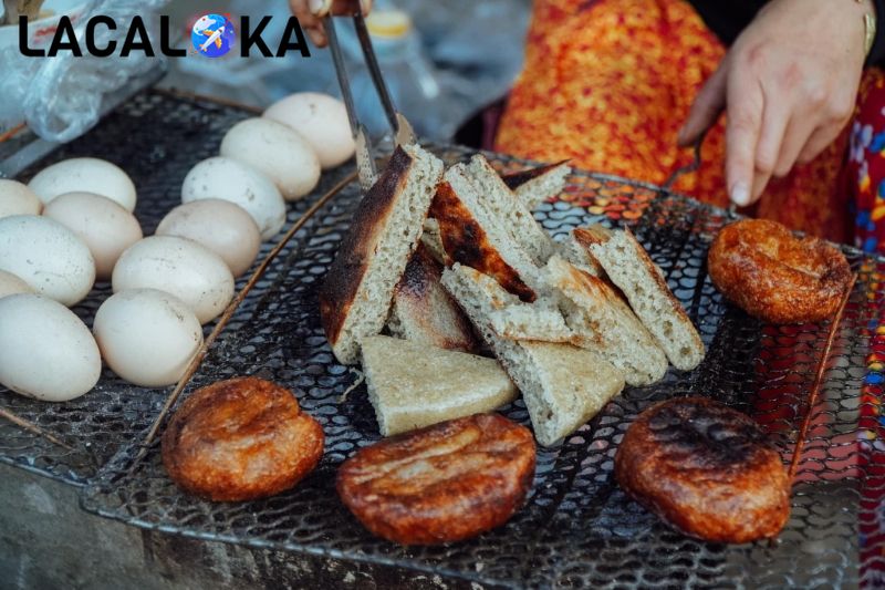 Bạn có thể thưởng thức bánh tam giác mạch mềm xốp tại các chợ phiên Hà Giang