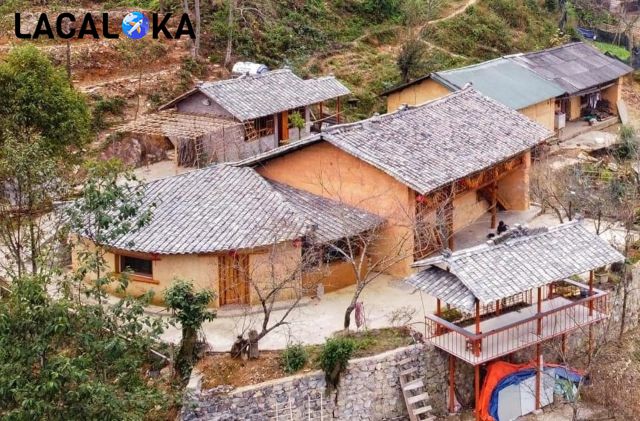 Bạn nên tham khảo các trang review hoặc hỏi giá thuê homestay, khách sạn trước