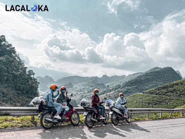 Nhiều bạn trẻ lựa chọn chinh phục đèo Mã Pì Lèng bằng xe máy