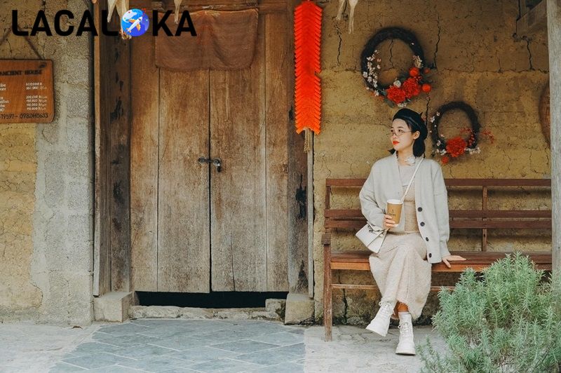 Chân váy dài cùng áo khoác len, giày thể thao phù hợp với tiết trời lạnh của đông