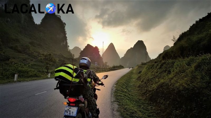 Một chiếc mũ bảo hiểm chắc chắn là điều bắt buộc khi bạn đi phượt xe máy