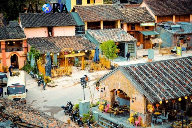 Phố cổ Đồng Văn chỉ có vẻn vẹn 40 nóc nhà nằm xếp vào nhau dưới núi đá