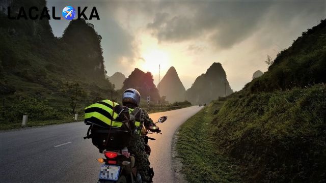 Việc di chuyển bằng xe máy sẽ giúp bạn tiết kiệm chi phí, chủ động thời gian hơn