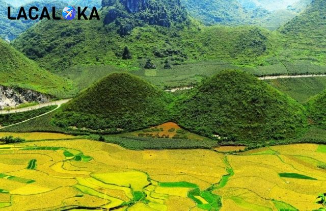 Dáng thoai thoải của núi đôi Quản Bạ tựa như bầu ngực của người phụ nữ