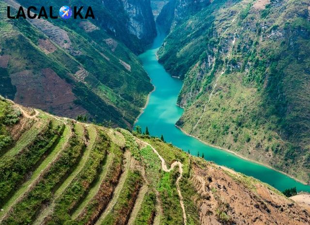 Sông Nho Quế là một điểm đến không thể bỏ qua khi du lịch Hà Giang