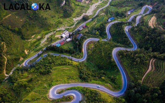 Hà Giang nổi tiếng với những cung đường đèo quanh co, uốn lượn