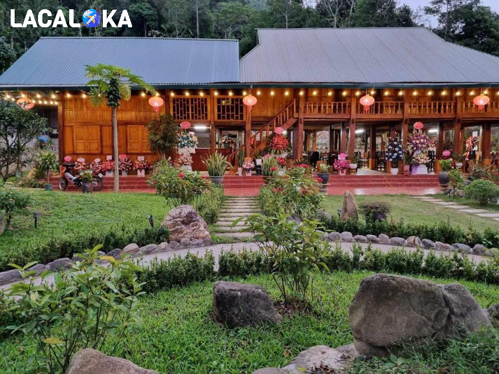 Homestay Bản Tùy nổi bật với kiến trúc cổ kính của những mái ngói rêu phong