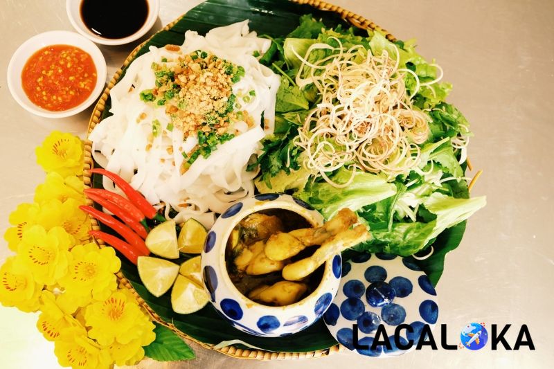 Mì Quảng ếch thường được để trên một mẹt lớn để thực khách tự trộn nguyên liệu