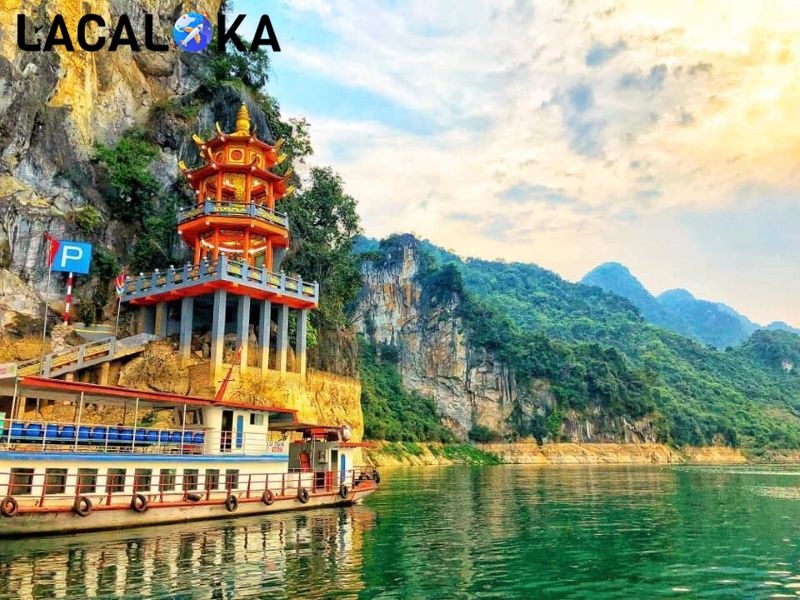 Chùa Thác Bờ là một địa điểm du lịch thu hút nhiều người ghé thăm 
