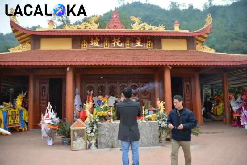 Người địa phương thường đi chùa Thác Bờ cầu bình an dịp đầu năm