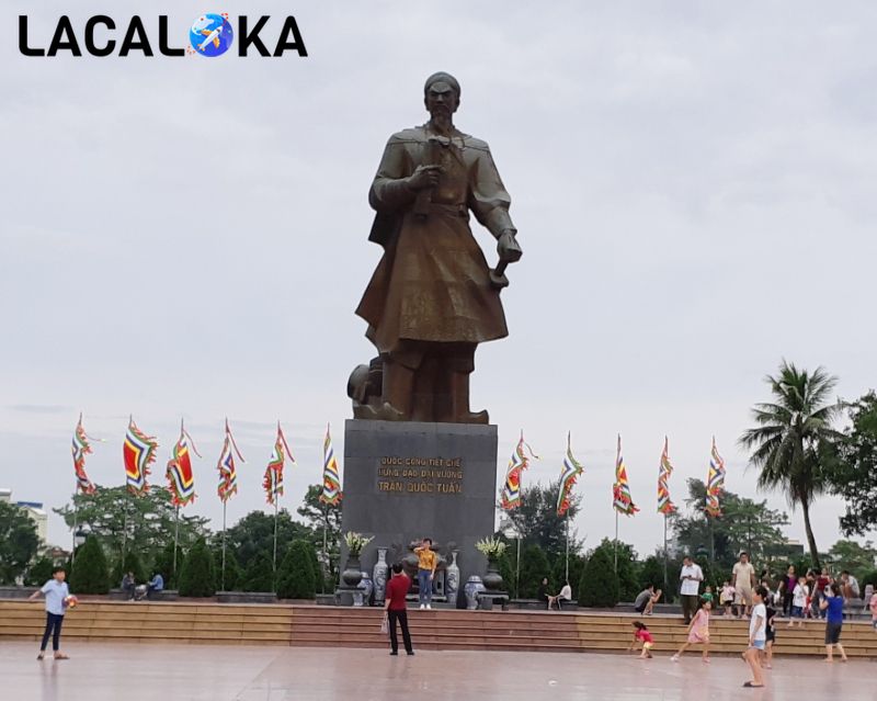 Tường đài Hưng Đạo Vương nằm bên cạnh hồ Vị Xuyên