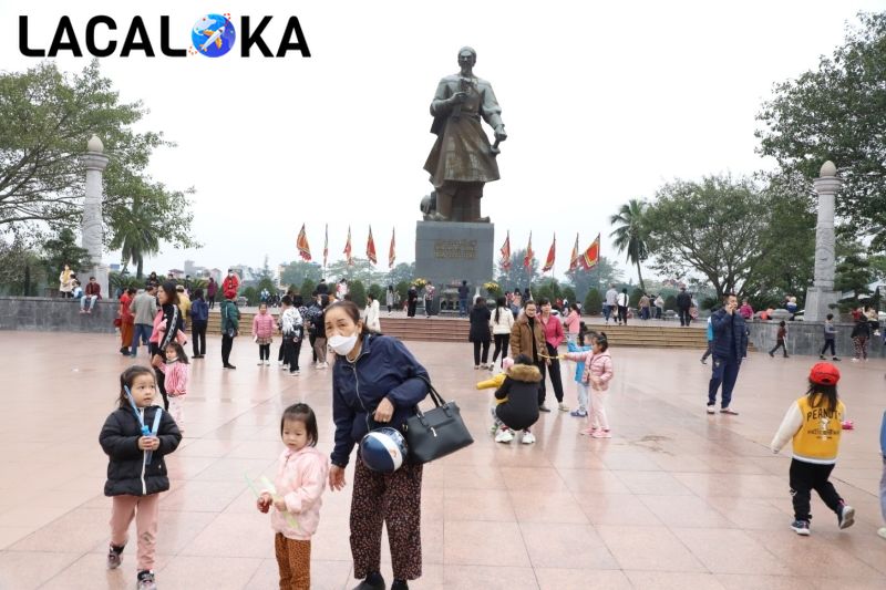 Xung quanh tượng đài Trần Hưng Đạo còn nhiều công trình khác