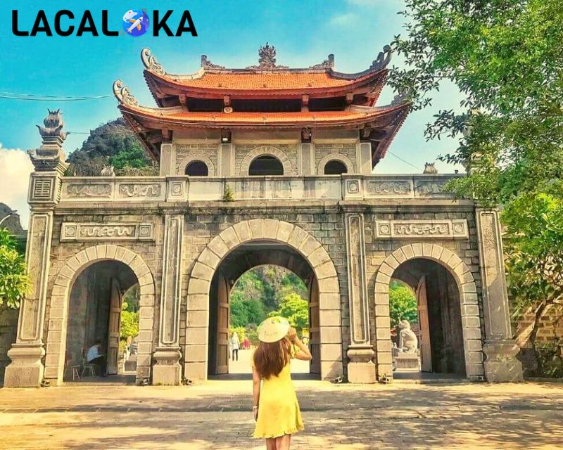 Cố đô Hoa Lư Ninh Bình cách Hà Nội gần 100km