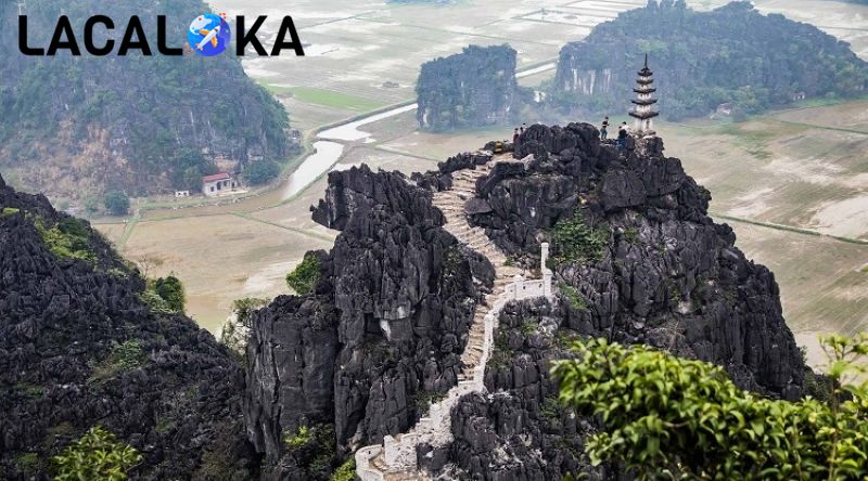Đường lên hang Múa được ví như vạn lý trường thành Việt Nam