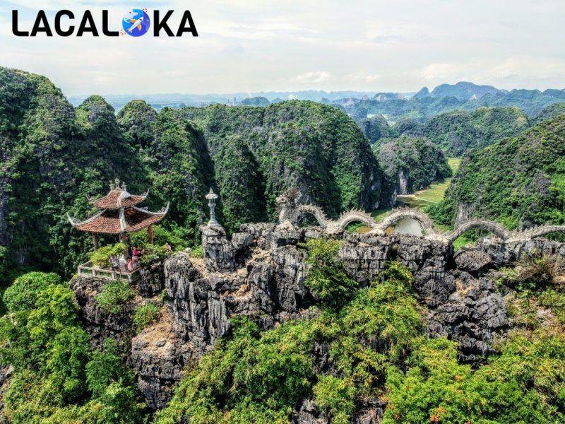 Toàn cảnh hang Múa Ninh Bình từ xa