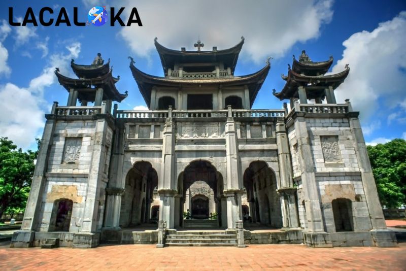 Nhà thờ Phát Diệm Ninh Bình cách Hà Nội khoảng 120km