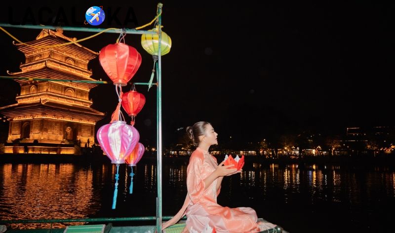 Nhiều người thả hoa đăng cầu bình an tại phố cổ Hoa Lư