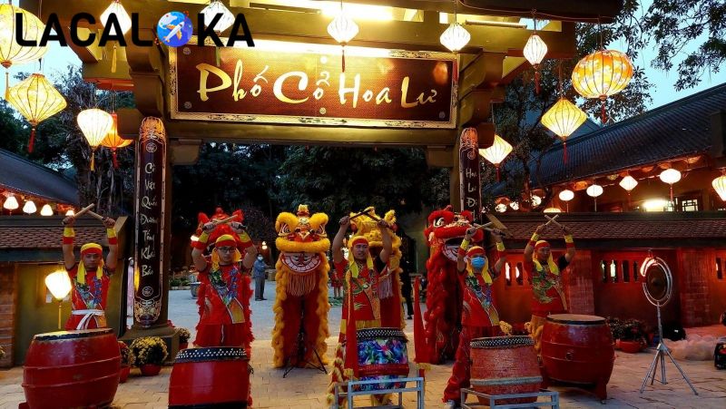 Múa lân chào mừng tại phố cổ Hoa Lư Ninh Bình