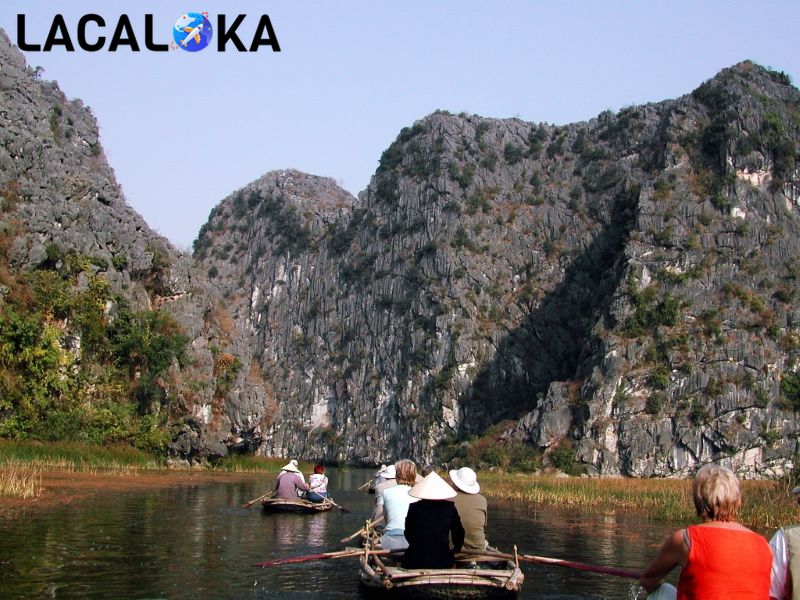 Nên đi Tràng An vào buổi sáng để tránh nắng gắt