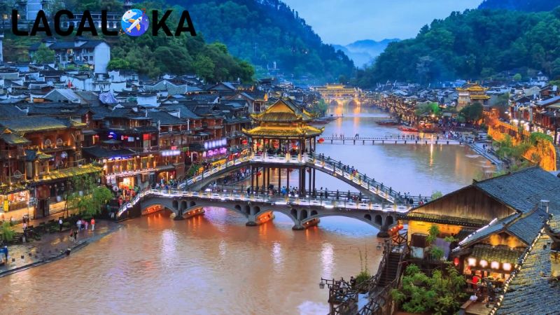 Phượng Hoàng cổ trấn tọa lạc bên cạnh dòng sông Đà Giang thơ mộng