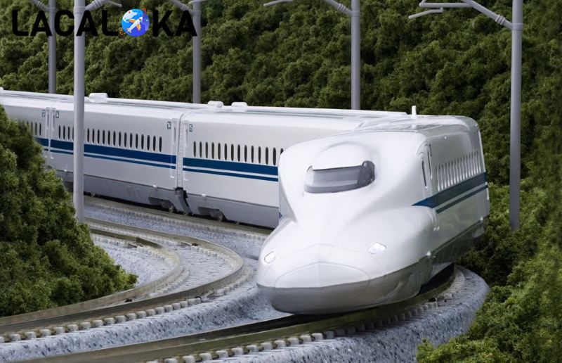 Bạn có thể di chuyển bằng tàu cao tốc Nam Ninh để đến Phượng Hoàng cổ trấn