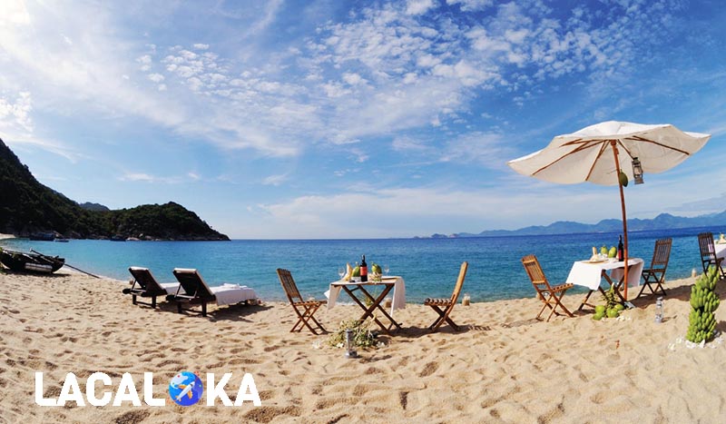 Bãi biển trong xanh tại Dốc Lết