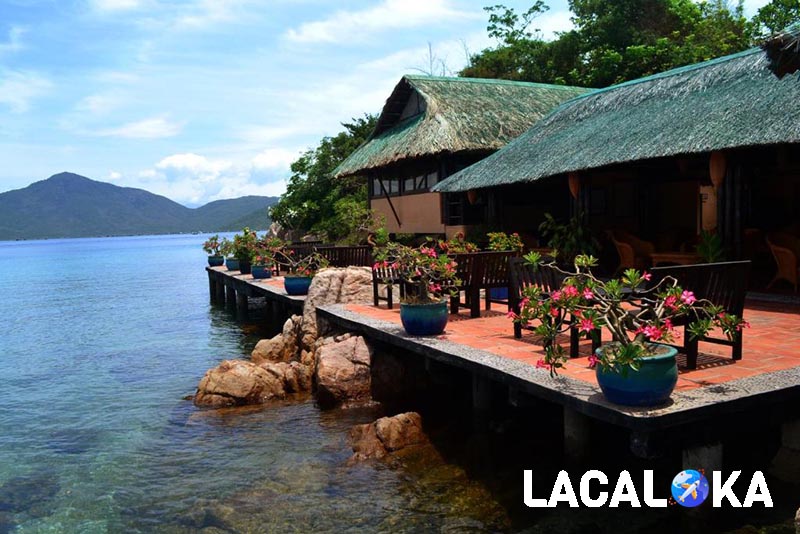 Bungalow sát biển tại Whale Island Resort