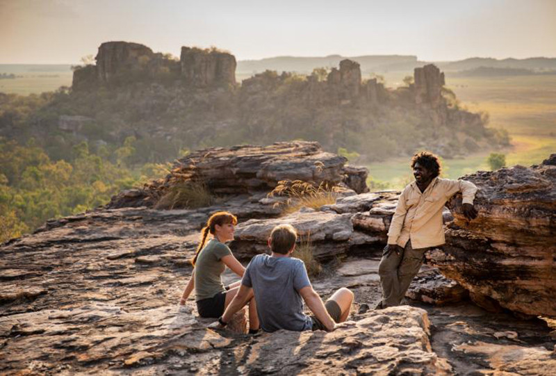 Khách du lịch tham gia tour trải nghiệm văn hóa thổ dân tại Vườn Quốc gia Kakadu, thuộc lãnh thổ Bắc Australia.