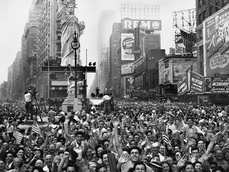 Hàng nghìn người đổ về quảng trường Times Square khi biết tin chiến tranh kết thúc